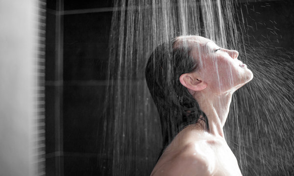 errori che commettiamo sotto la doccia che danneggiano la pelle 